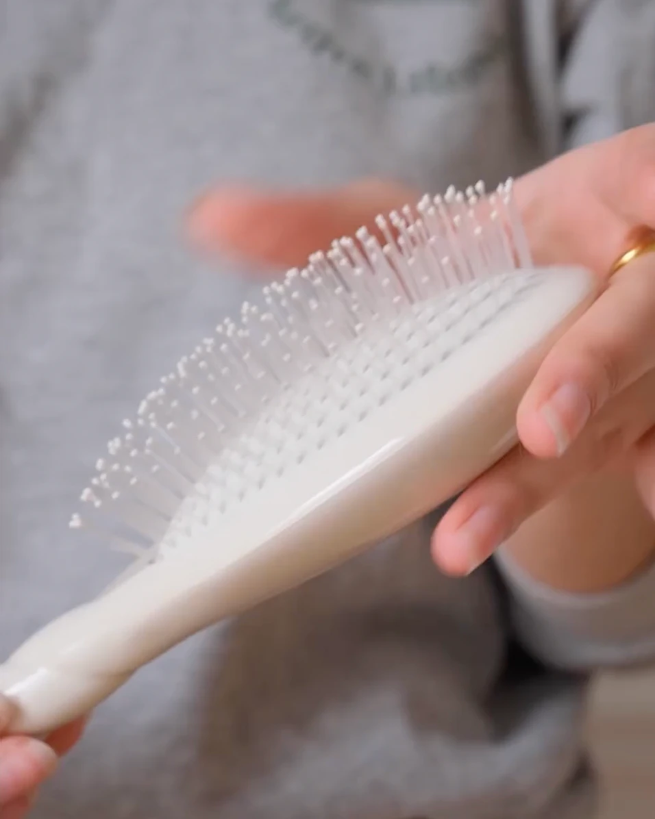 Brosse N°04 La Miracle Dêmêlante Et Massante 4 Brosse N°04 La Miracle Dêmêlante Et Massante – Image 2