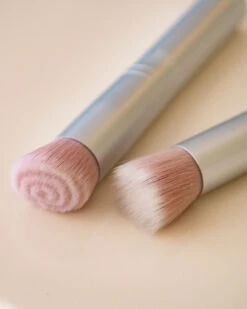 RMS Beauty Skin2Skin Blush Brush -Meilleur Cosmétiques Magasin PinceauxRMS2 FP Post