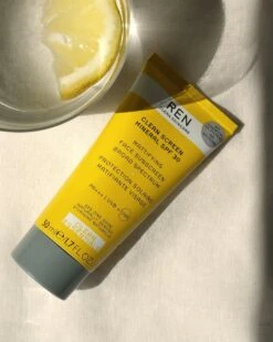 REN CLEAN SKINCARE Clean Screen Protection Solaire Matifiante Visage SPF 30 -Meilleur Cosmétiques Magasin SolaireRENmatifiant post