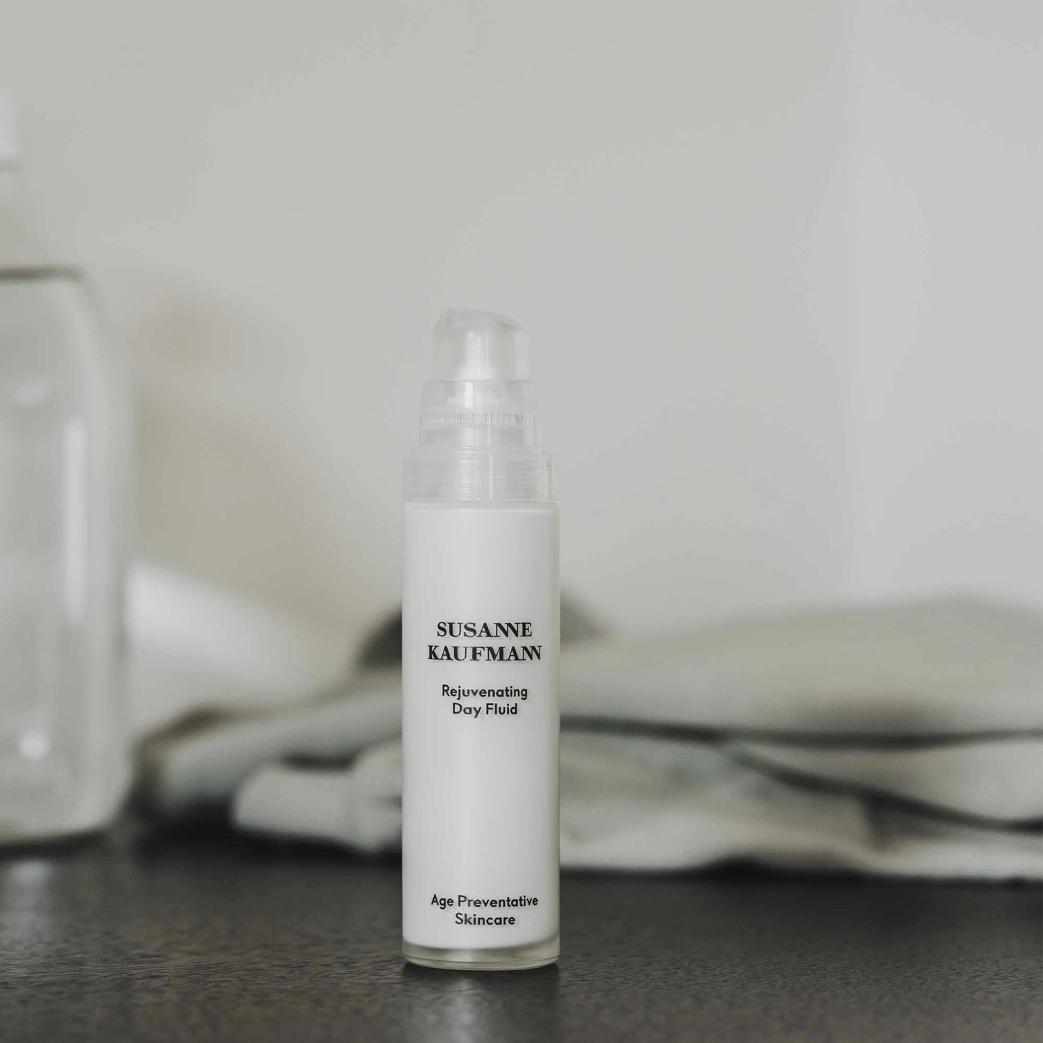 Rejuvenating Day Fluid Fluide De Jour Revitalisant 4 Rejuvenating Day Fluid Fluide De Jour Revitalisant – Image 2